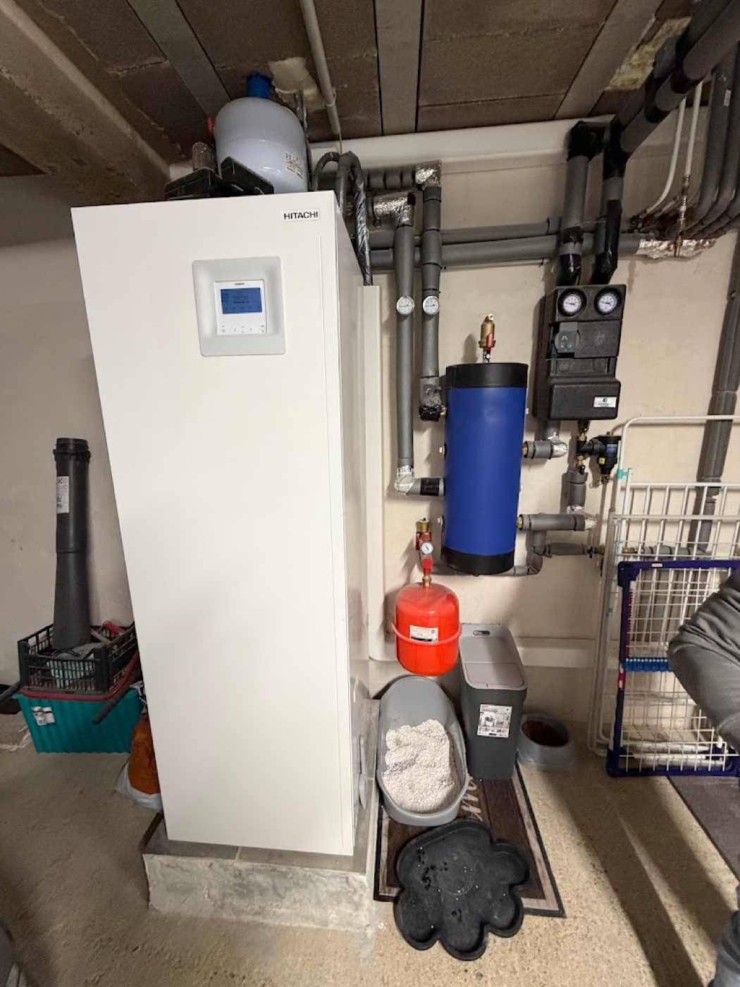 Pompe à chaleur air/eau Hitachi installée avec ballon tampon, vase d'expansion et manifold